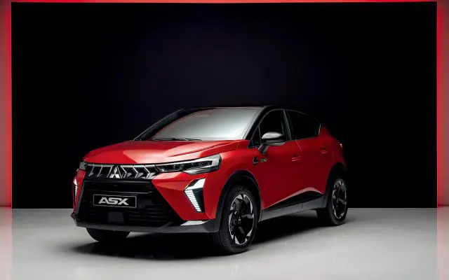 Crveni Mitsubishi ASX fotografisan iz prednjeg tri četvrt ugla, studijski snimak