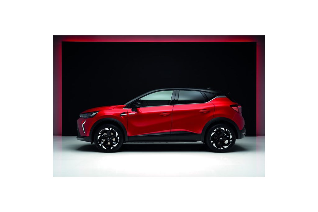 Bočni profil crvenog Mitsubishi ASX-a, studijski snimak