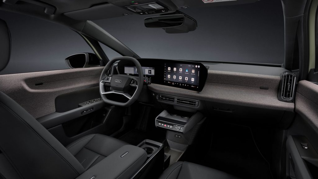 Enterijer Audi A2 e-tron koncepta, pogled na komandnu tablu, volan i MMI ekrane sa suvozačeve strane