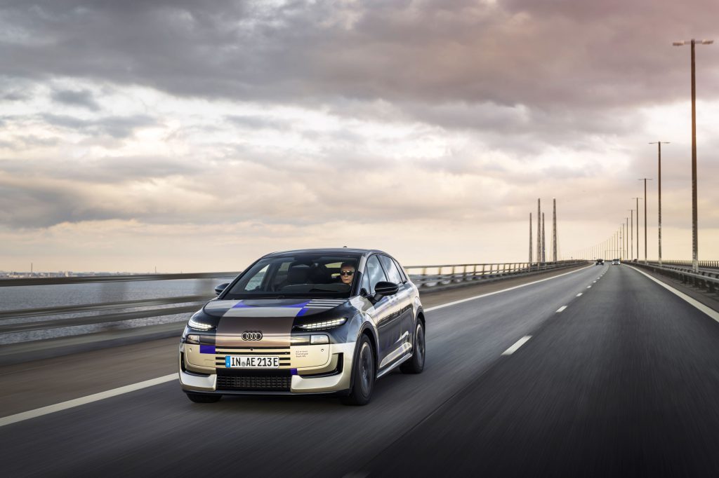 Audi A2 e-tron prototip u vožnji, prednji tri-četvrt ugao, na mostu