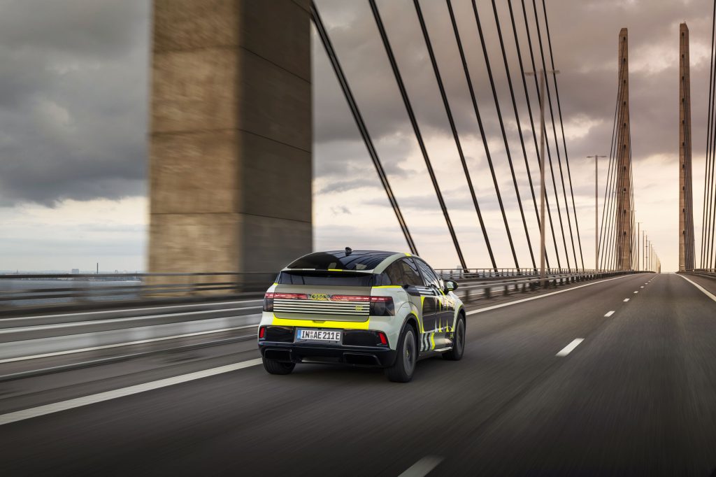 Audi A2 e-tron prototip u vožnji, zadnji tri-četvrt ugao, na mostu