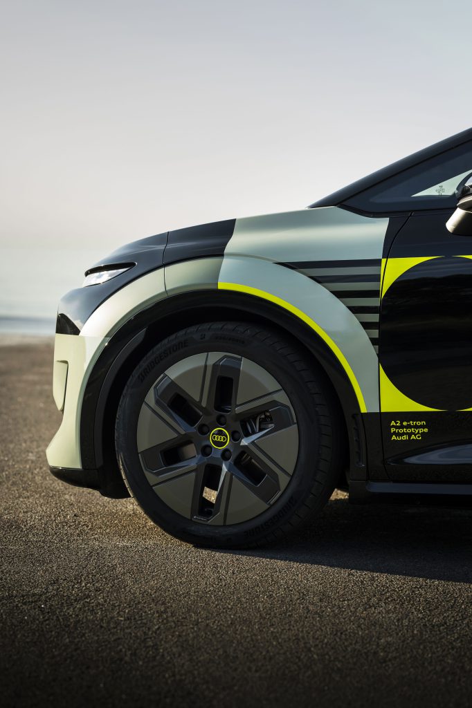 Detalj prednjeg točka i blatobrana Audi A2 e-tron prototipa sa maskirnom folijom