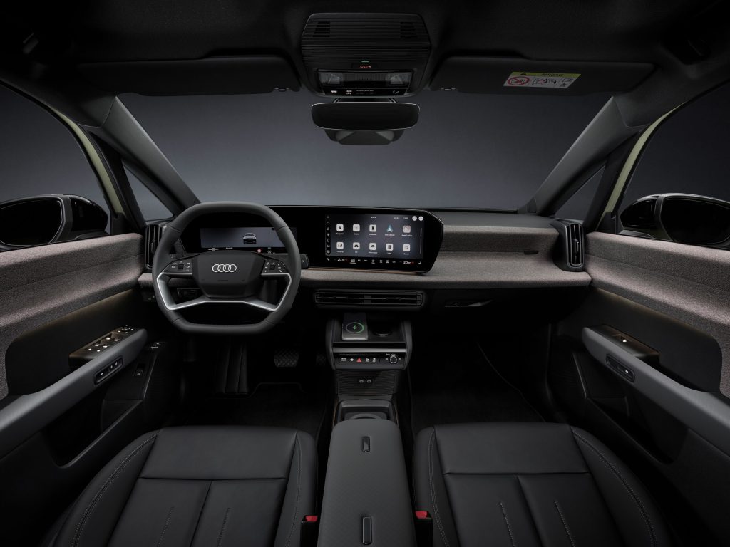 Enterijer Audi A2 e-tron koncepta, centralni pogled na volan, instrument tablu i MMI dodirni ekran