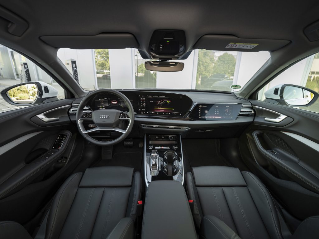 Enterijer Audi A5 e-hybrid quattro, pogled na kokpit sa digitalnom instrument tablom