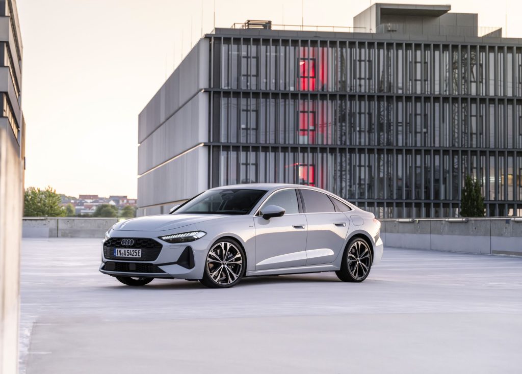Audi A5 Sedan e-hybrid quattro u srebrnoj boji, snimljen iz prednjeg ugla od tri četvrtine