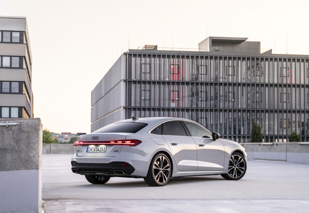 Audi A5 Sedan e-hybrid quattro u srebrnoj boji, snimljen iz zadnjeg ugla od tri četvrtine