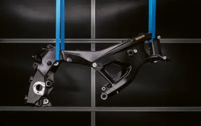 Aluminijumski M Motorsport ram treće generacije za BMW M 1000 RR, obešen na trakama u fabrici