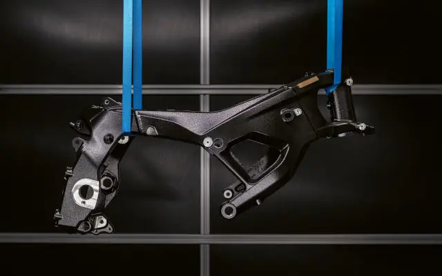 Aluminijumski M Motorsport ram treće generacije za BMW M 1000 RR, obešen na trakama u fabrici
