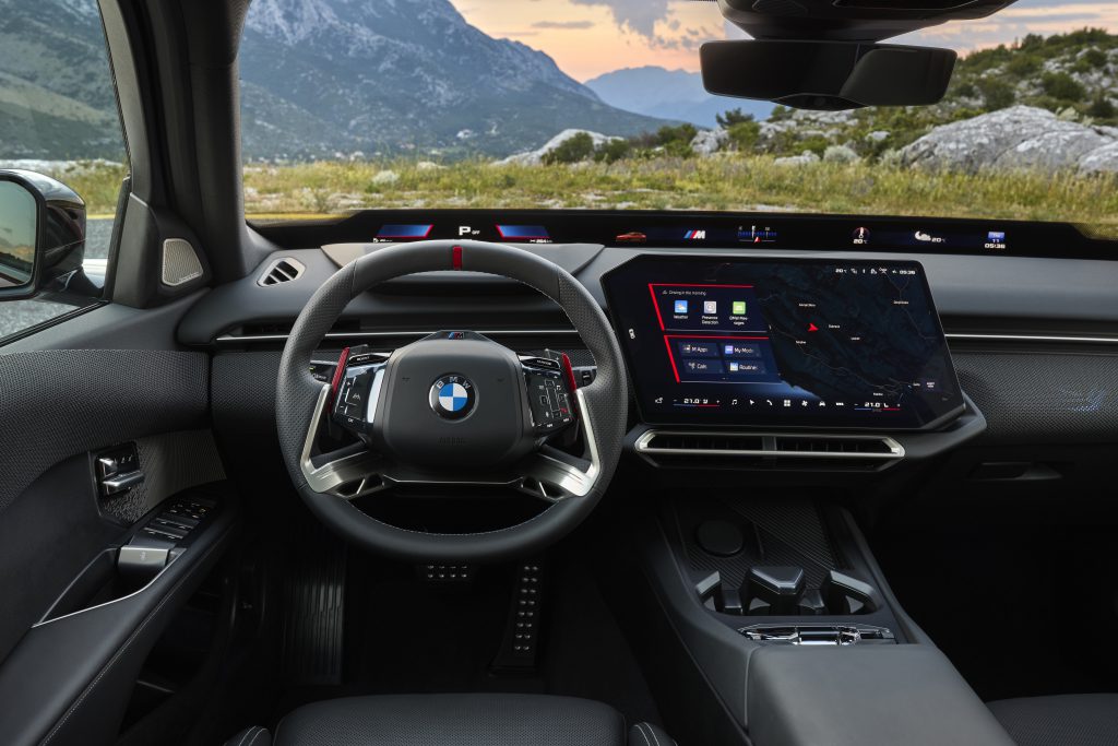 Enterijer nove BMW Serije 3 (G50) sa zakrivljenim panoramskim iDrive ekranom, M volanom i digitalnom komandnom tablom