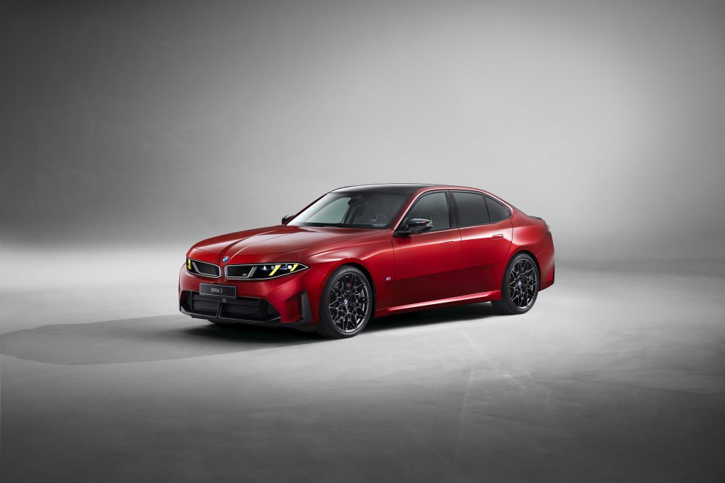 Crveni BMW Serija 3 nove generacije (G50) fotografisan u studiju iz prednjeg tri-četvrt ugla