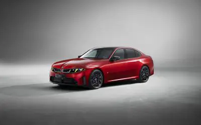 Crveni BMW Serija 3 nove generacije (G50) fotografisan u studiju iz prednjeg tri-četvrt ugla