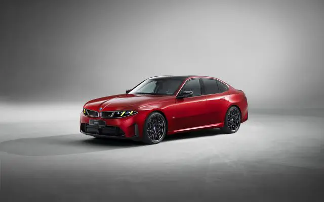 Crveni BMW Serija 3 nove generacije (G50) fotografisan u studiju iz prednjeg tri-četvrt ugla