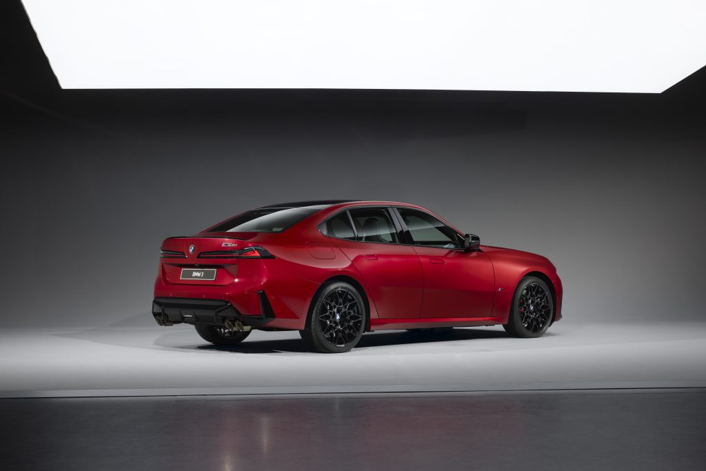 Crveni BMW Serija 3 nove generacije (G50) fotografisan u studiju iz zadnjeg tri-četvrt ugla