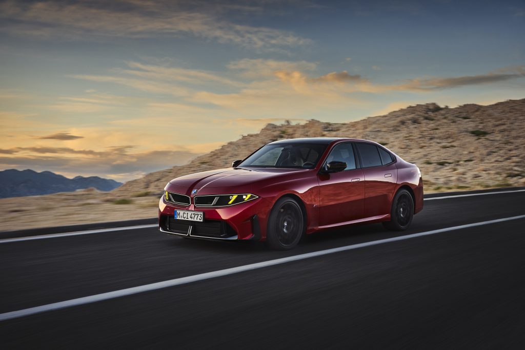 BMW M350 xDrive u vožnji u sumrak, prednji tri-četvrt ugao sa upaljenim LED farovima