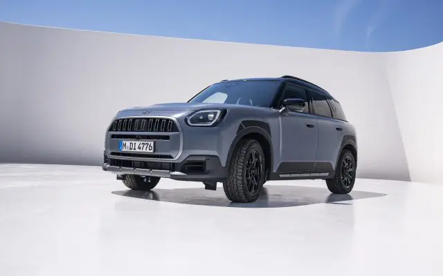 MINI Countryman treća generacija, studijska fotografija iz prednjeg ugla tri četvrt