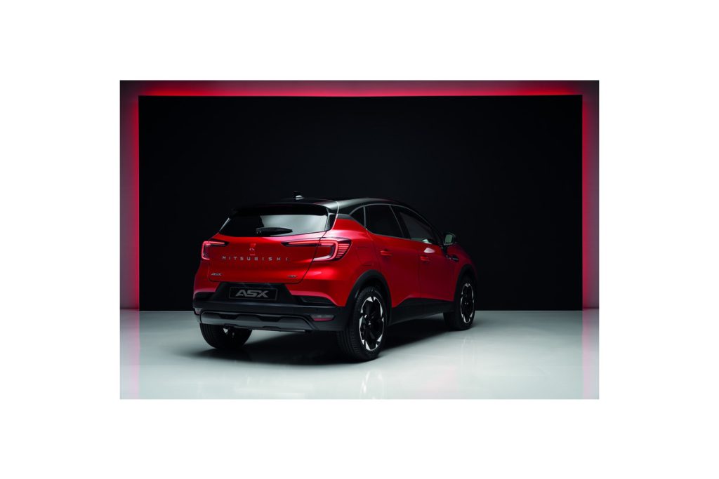 Mitsubishi ASX fotografisan iz zadnjeg tri četvrt ugla, studijski snimak