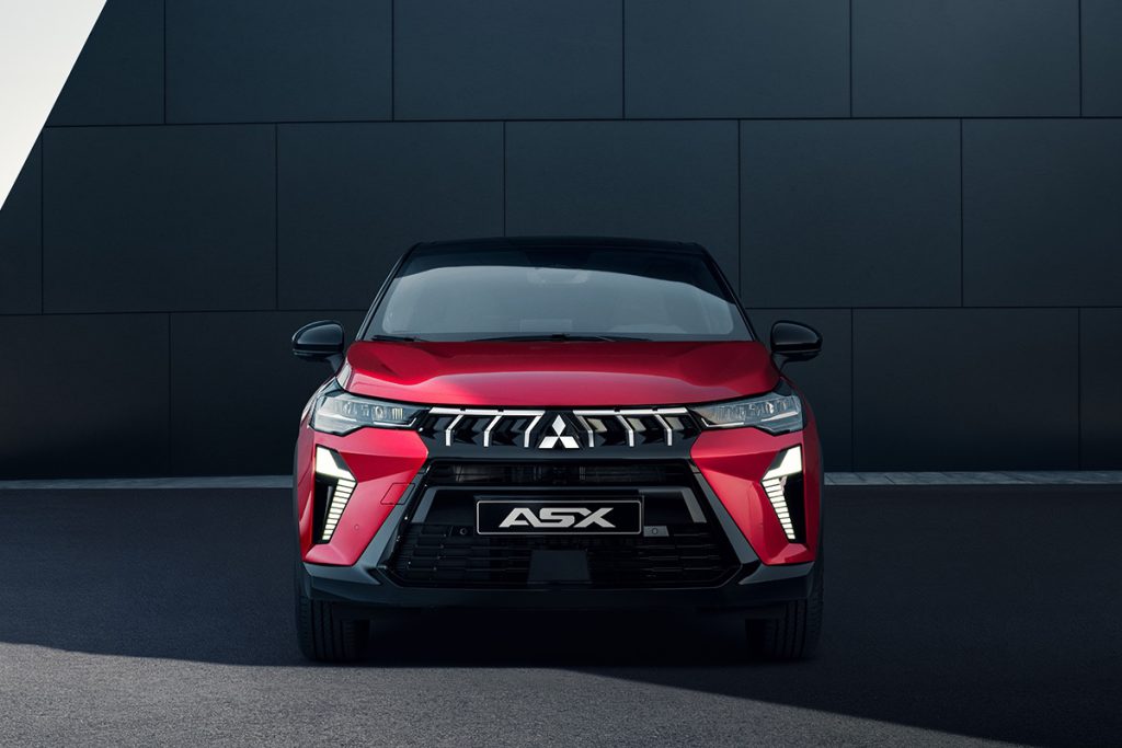 Detalj prednje maske Mitsubishi ASX-a sa Dynamic Shield dizajnom i znakom proizvođača