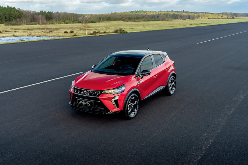 Mitsubishi ASX u vožnji na otvorenom putu, snimak iz vazduha