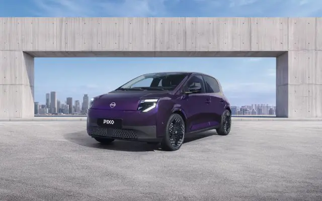 Nissan Pixo, pogled spreda sa strane, ljubicasta boja Wonder Purple
