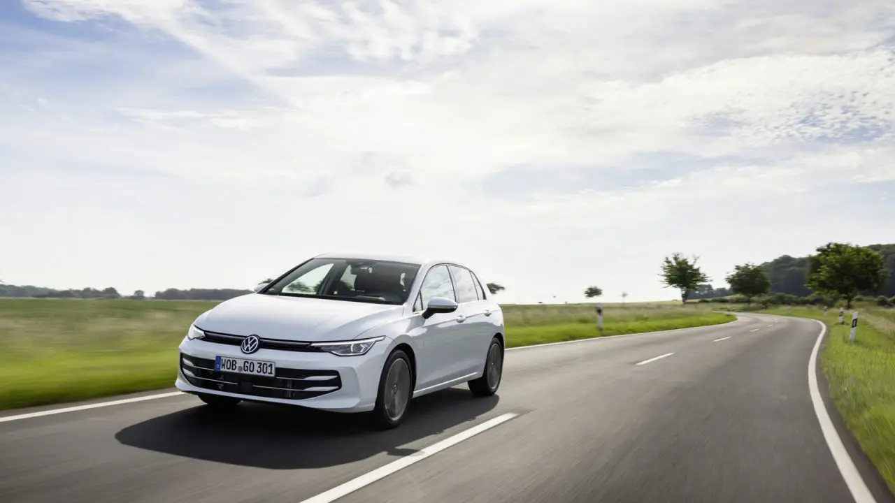 Volkswagen Golf, pogled napred sa strane, bela boja, fejslifting 8.5