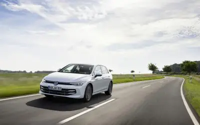 Volkswagen Golf, pogled napred sa strane, bela boja, fejslifting 8.5