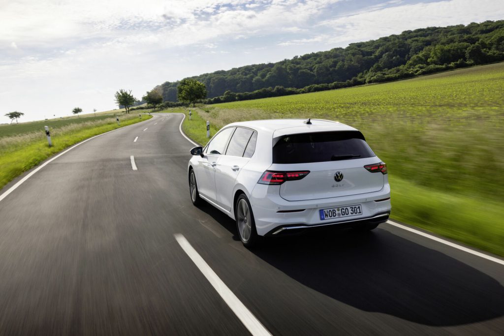 Volkswagen Golf iz pozadi u voznji, bela boja