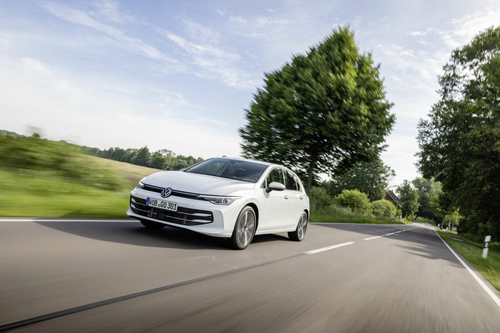 Volkswagen Golf u voznji kroz krivinu, pogled napred sa strane