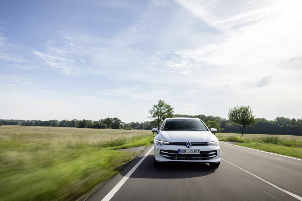 Volkswagen Golf iz direktnog pogleda spreda u voznji
