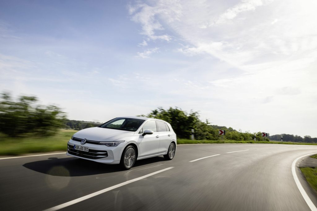 Volkswagen Golf u voznji na seoskom putu, pogled sa strane napred
