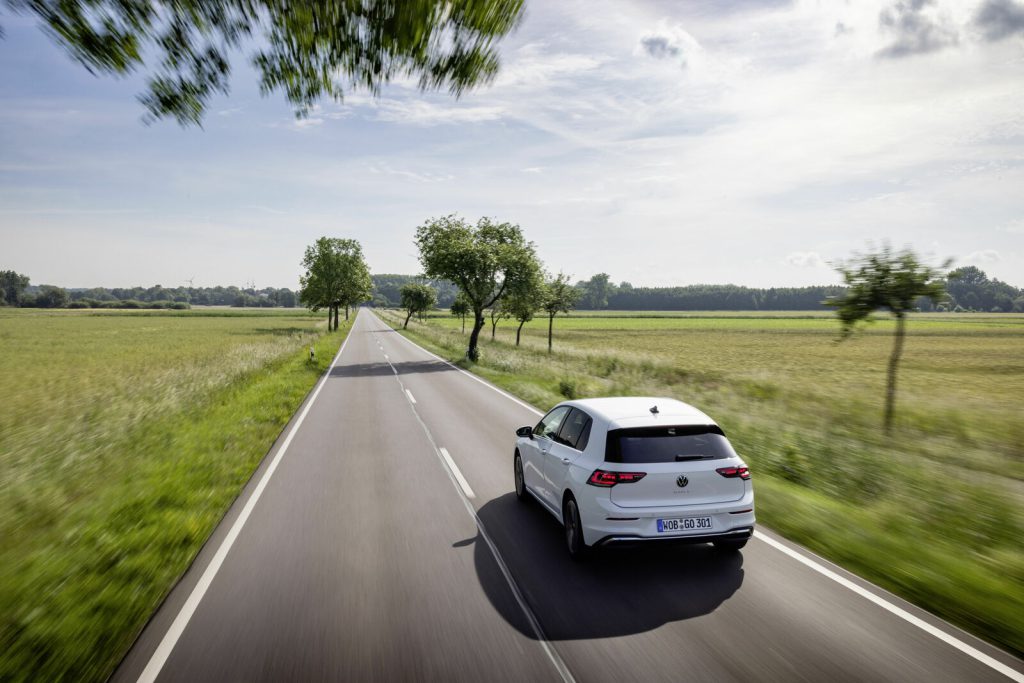 Volkswagen Golf iz pozadi na pravom putu, bela boja