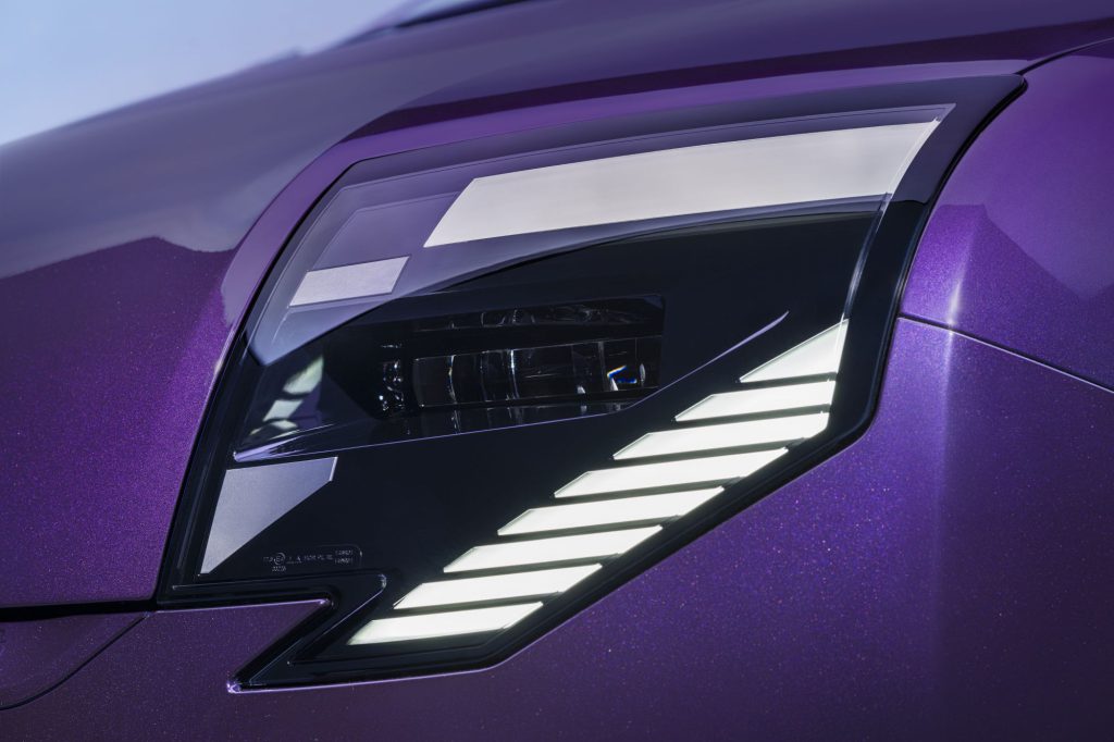 Detalj LED farova Nissan Piksoa sa pikseliziranim svetlosnim motivom