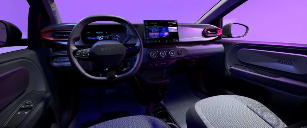 Enterijer Nissan Piksoa sa volanom, digitalnom tablom i dodirnim ekranom