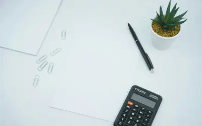 Kalkulator, olovka i prazan list papira na stolu, kao ilustracija izračunavanja rate kredita ili lizinga