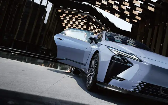 Lexus ES, nova generacija, eksterijer iz ugla tri četvrt