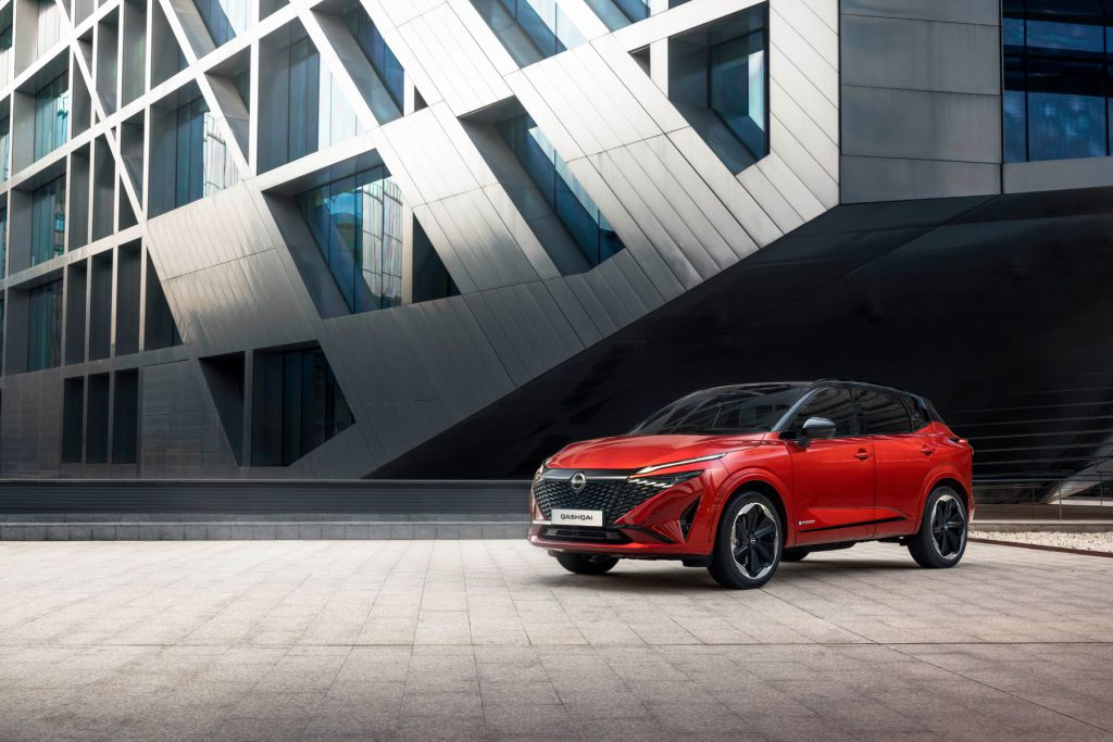Nissan Qashqai e-Power u crvenoj boji, pogled spreda i sa strane, urbano okruženje