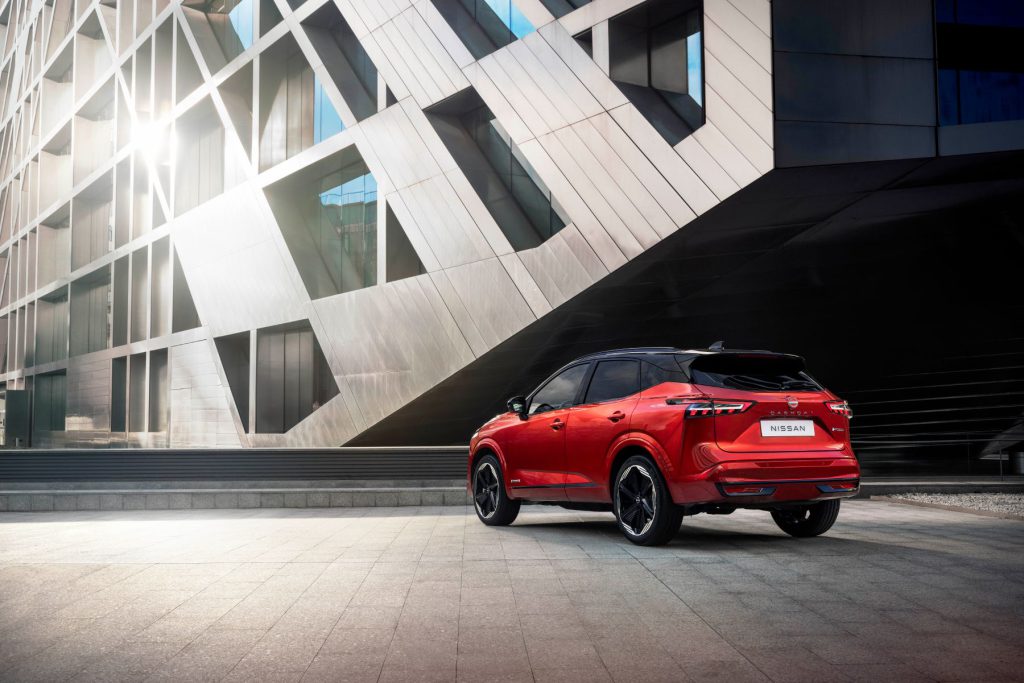 Nissan Qashqai e-Power u crvenoj boji, pogled od pozadi i sa strane, urbano okruženje