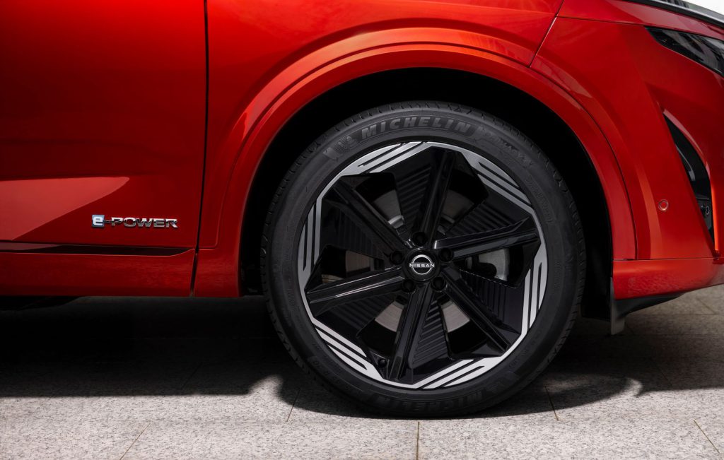 Detalj prednjeg točka Nissan Qashqaija e-Power sa e-POWER oznakom na bočnom pragu