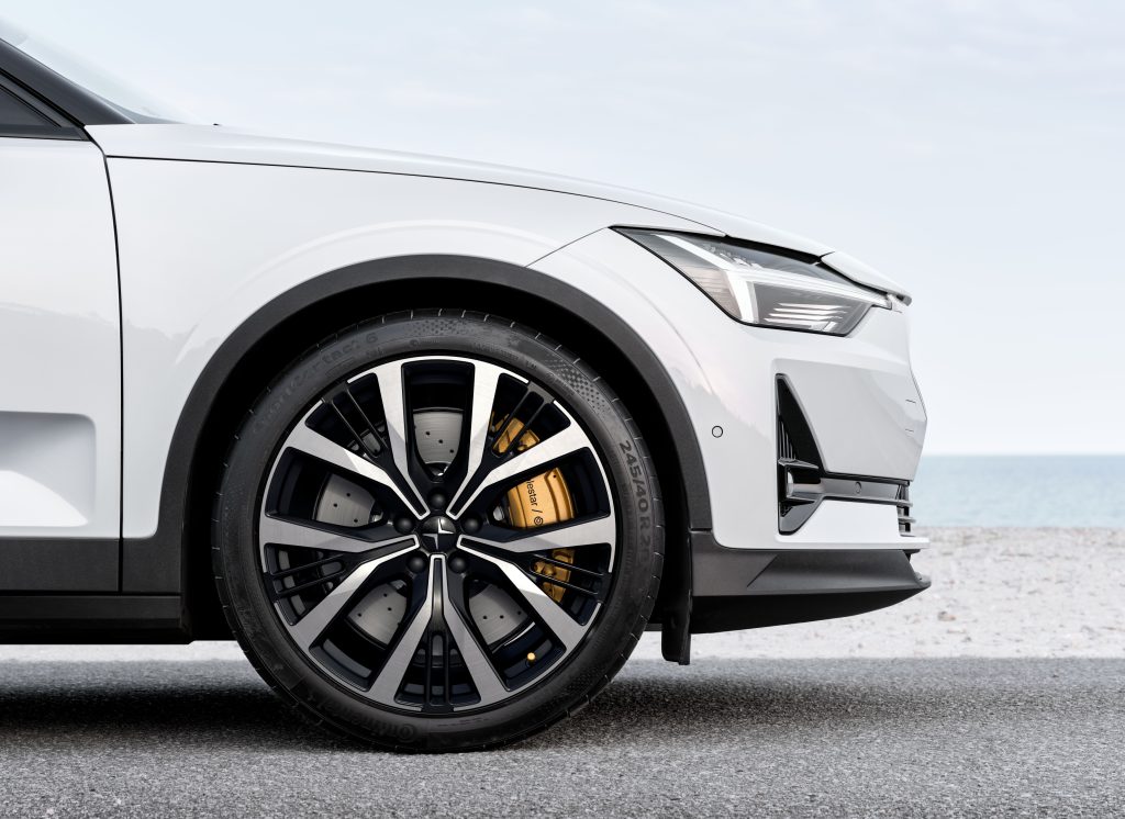 Krupni kadar prednje felne, kočionog sistema i LED farova Polestara 2