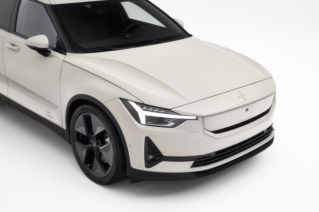 Krupni kadar prednjeg dela Polestara 2, farovi, hauba i felna
