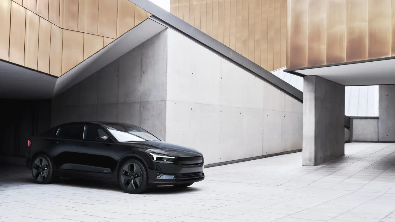 Polestar 2 fotografisan iz prednjeg ugla, pokazuje masku sa Polestar oznakom i LED farove