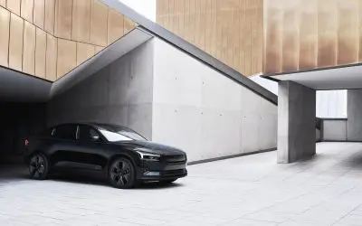 Polestar 2 fotografisan iz prednjeg ugla, pokazuje masku sa Polestar oznakom i LED farove