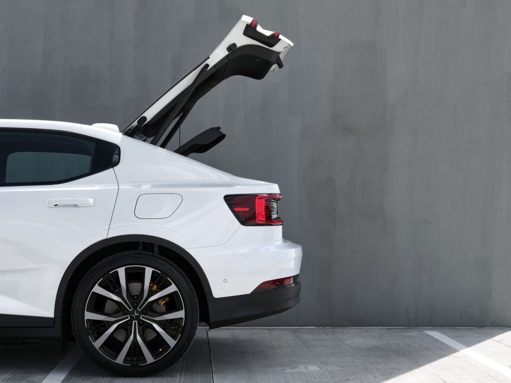Polestar 2 sa otvorenim poklopcem prtljažnika, pogled na fastback zadnji deo karoserije