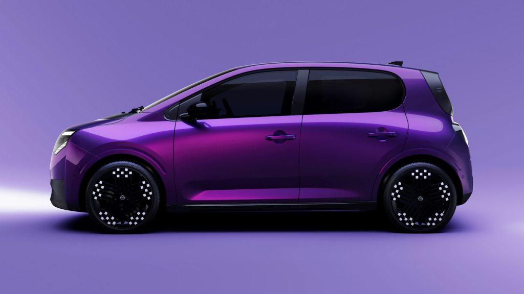 Nissan Pixo u profilu, studijska fotografija na ljubicastoj pozadini
