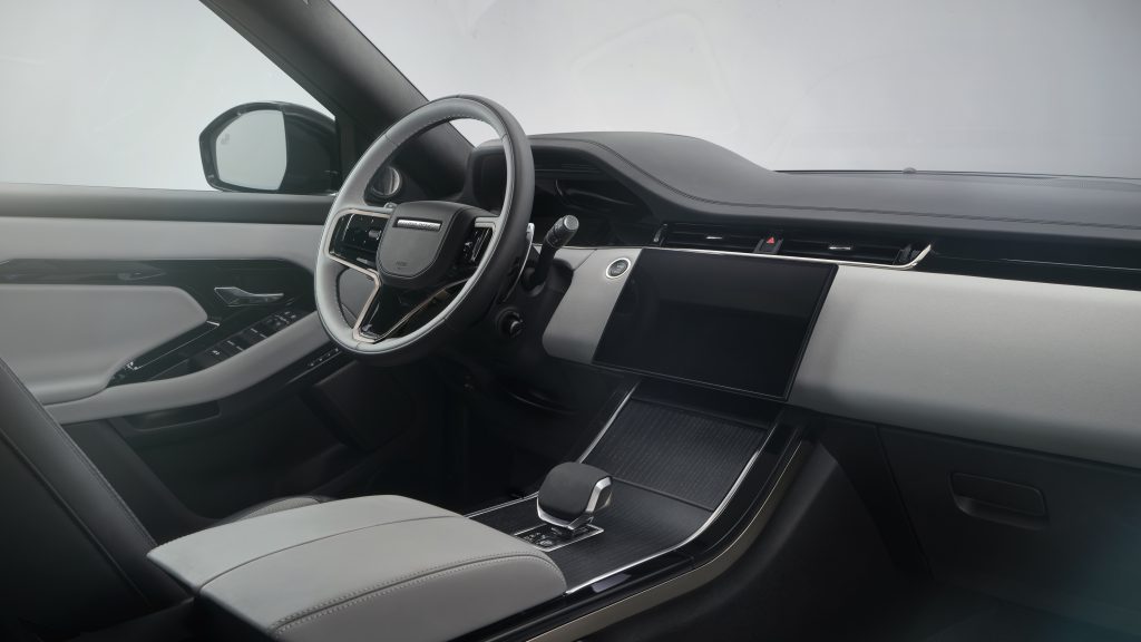 Enterijer Range Rover Evoquea sa volanom i Pivi Pro ekranom na komandnoj tabli