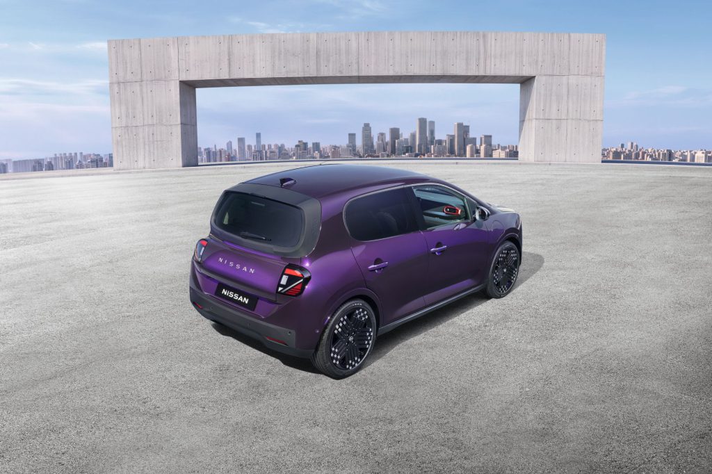 Nissan Pixo, pogled pozadi sa strane, krov i felne u crnoj boji