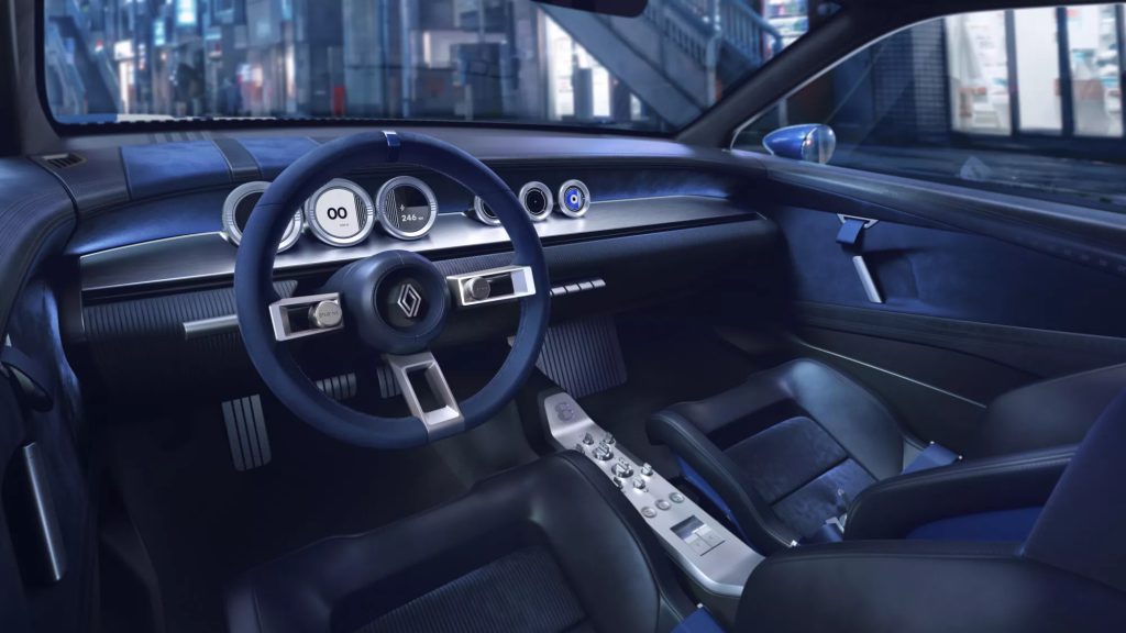 Enterijer koncepta Renault 8 Gordini sa upravljačem, okruglim instrumentima i dvostrukom plavo-belom linijom na tepihu