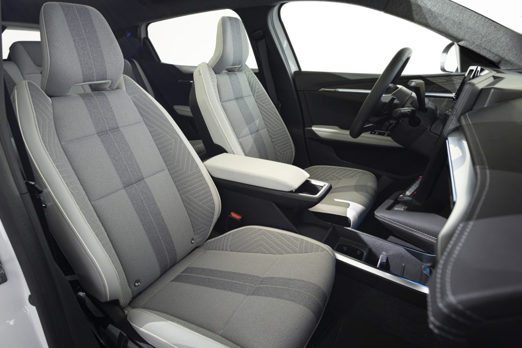 Enterijer Renault Scenic E-Tech, prednja sedišta, komandna tabla i volan