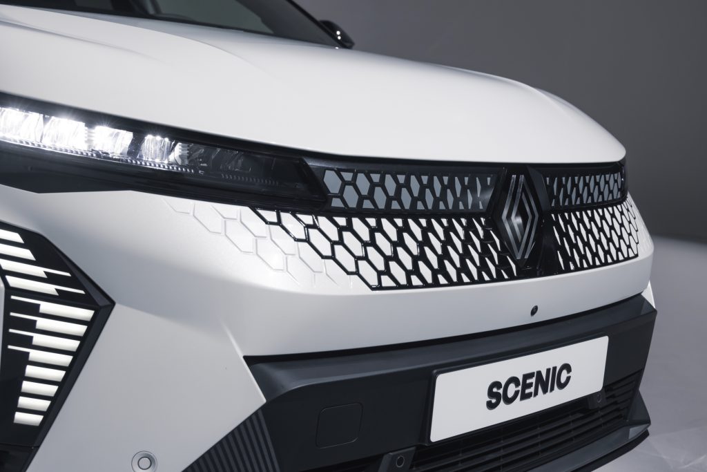 Detalj prednjeg LED svetla i maske hladnjaka Renault Scenic E-Tech