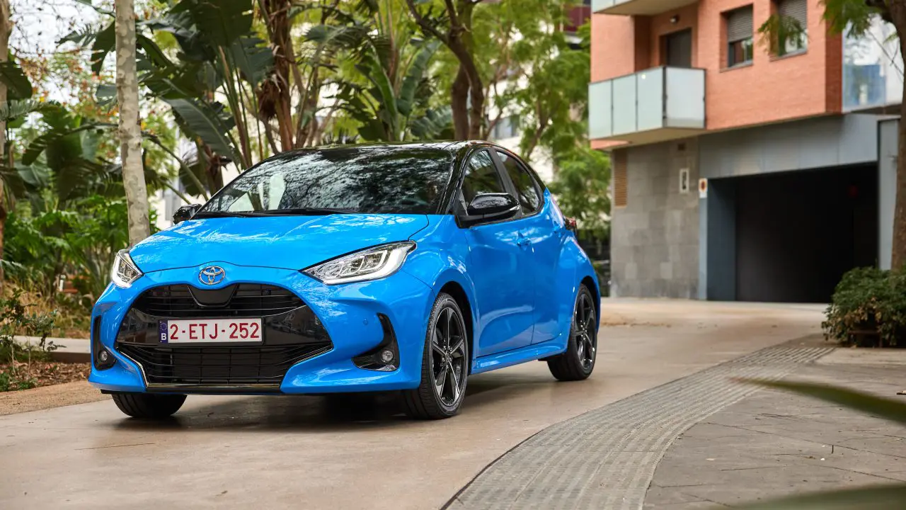 Toyota Yaris Hybrid (aktuelna generacija), plava boja, prednja bočna strana