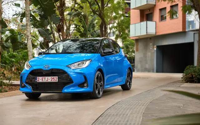 Toyota Yaris Hybrid (aktuelna generacija), plava boja, prednja bočna strana